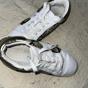 MADDEN girl, size 9M